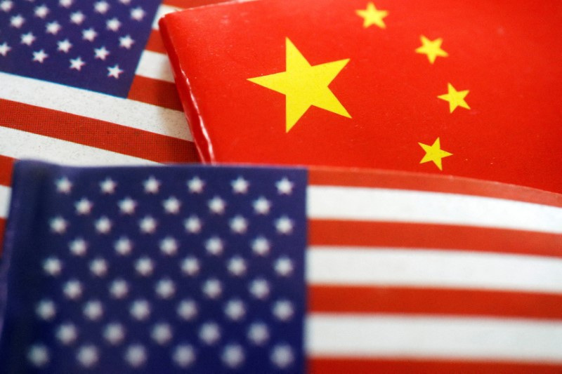　６月２６日、中国外務省は、米中国民の交流を中国当局が妨害しているとのバーンズ駐中国米大使の発言について、両国首脳の合意事項から逸脱していると批判した。写真は両国の国旗。２０２２年８月撮影（２０２４年　ロイター/Florence Lo）