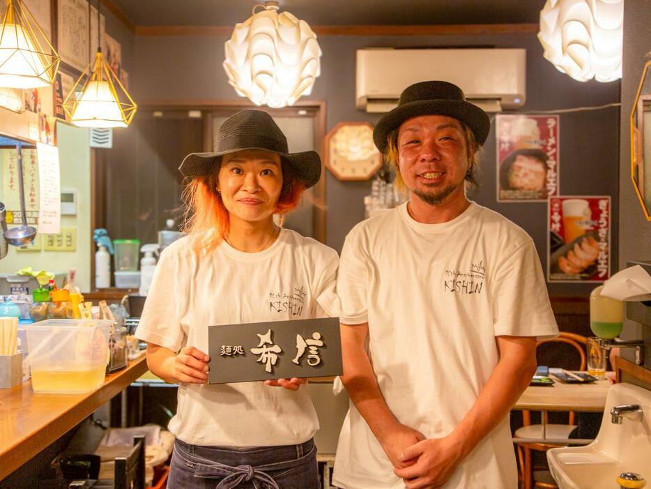 （右から）店主の糸谷翼さんと糸谷綾香さん