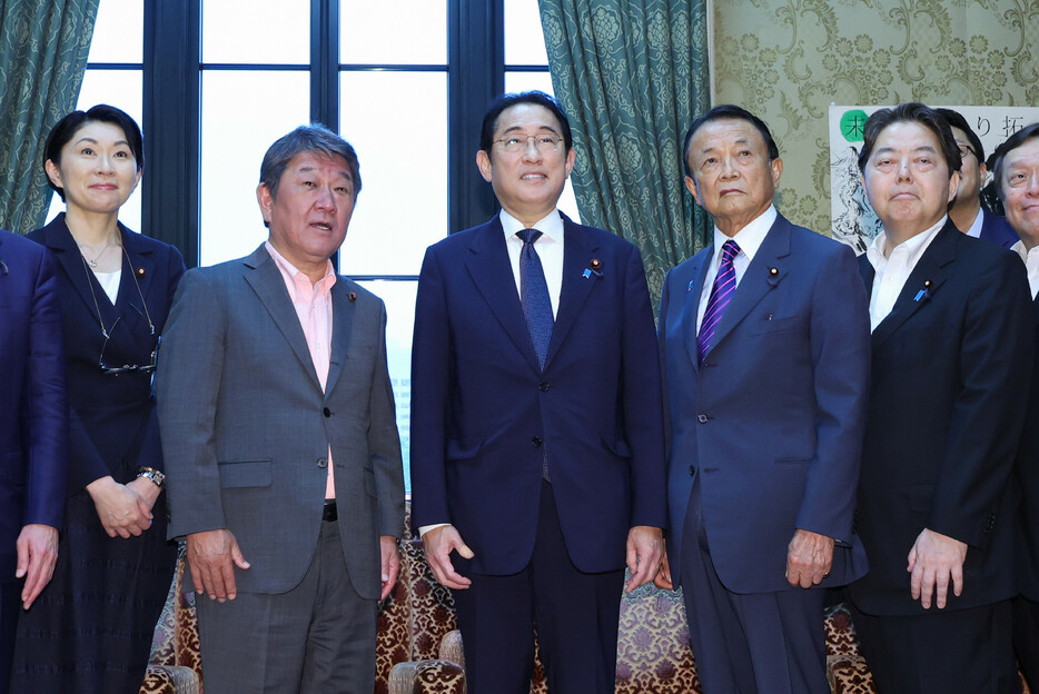自民党へあいさつ回りに訪れた岸田文雄首相（中央）。同左は茂木敏充幹事長、同右は麻生太郎副総裁＝２１日午後、国会内