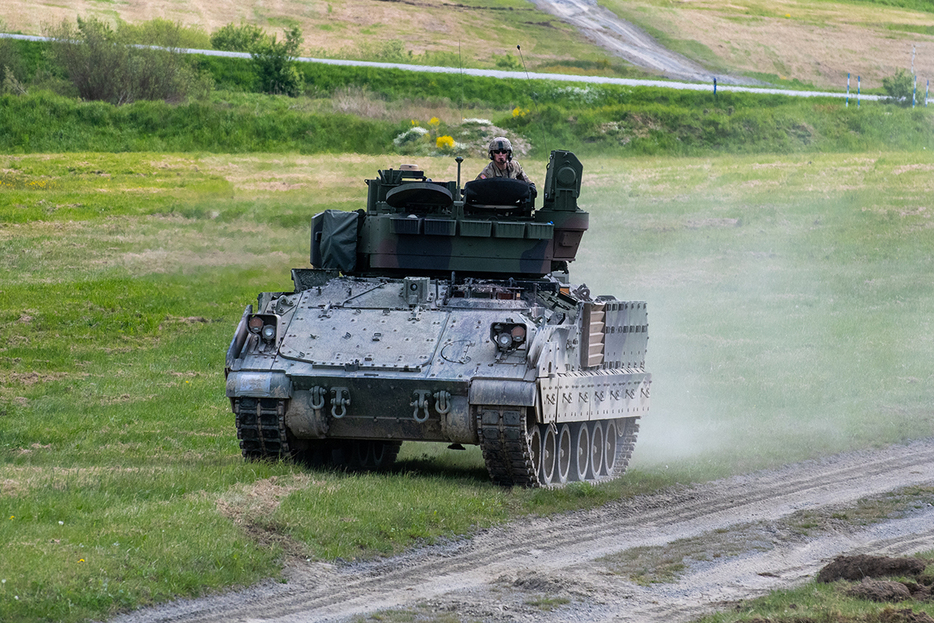 米陸軍のM2ブラッドレー歩兵戦闘車。2024年5月、チェコ・リババ（TLF / Shutterstock.com）