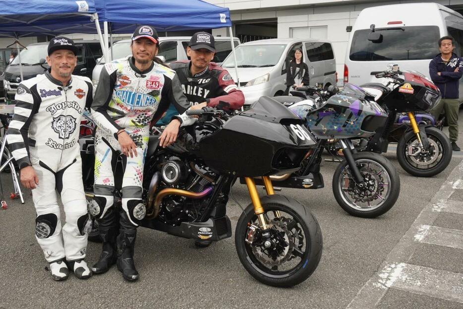 左からJOYRIDEの西田裕氏、CHALLENGER RACINGの長瀬智也氏、ROUGH MOTORCYCLEの伊藤毅氏。日本初のバガーレーサー参戦を一挙3台で実現し、富士スピードウェイで大きな注目を浴びた。
