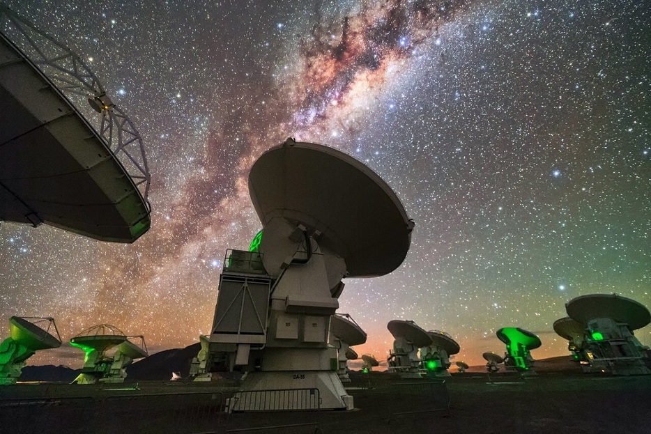 南米チリのアタカマ砂漠にあるアルマ（ALMA）望遠鏡（アタカマ大型ミリ波サブミリ波干渉計）の夜間の様子（Sangku Kim/ESO）