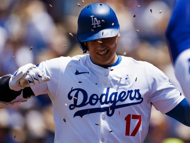 ドジャースのチームメイトに本塁打を祝福される大谷翔平。いろいろな方法で、かつてエンゼルスでも祝われた photograph by Getty Images