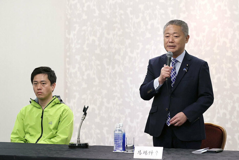 吉村洋文氏（左）と馬場伸幸氏（写真・時事通信）