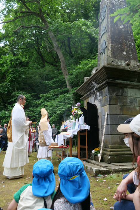 園児ら参列者が見守る中、碑前で読経する僧侶