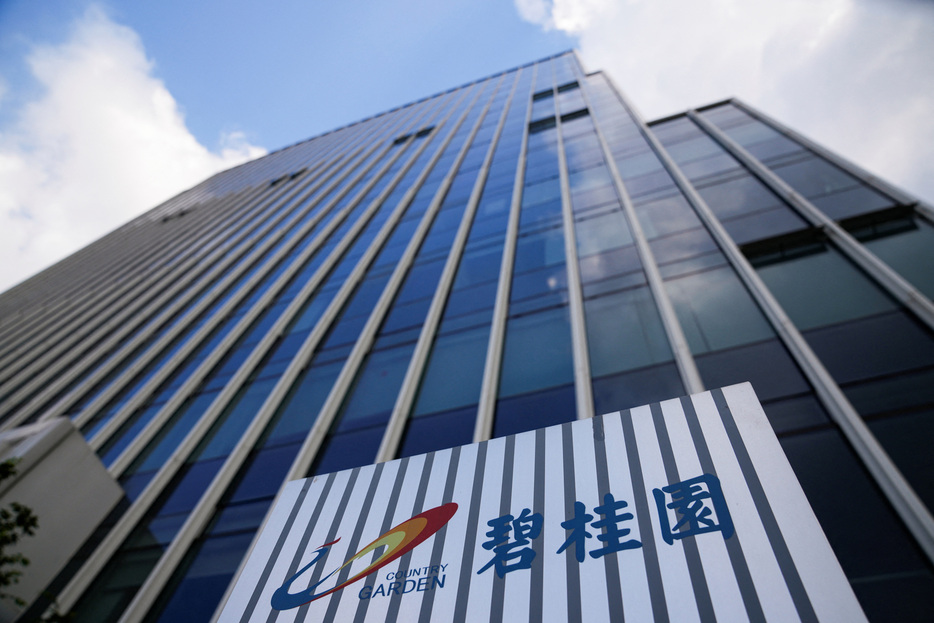 　中国不動産大手の碧桂園控股（カントリー・ガーデン・ホールディングス）は６月２７日、４月２日から売買停止となっている株式の取引再開について、今週に入り香港証券取引所から指示を受けたと発表した。写真は同社のロゴ。昨年８月９日、上海で撮影（２０２４年　ロイター/Aly Song）