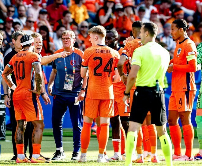 試合中にクーマン監督の指示を受けるオランダ。（C）Getty Images