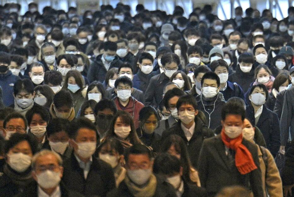 新型コロナウイルス感染症の流行で、マスクを着けて通勤する人たち＝2021年1月、JR品川駅