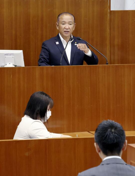 相模原市議会で双方が生成AIで文案を作成して、質問した萩生田康治市議（右下）と答弁する本村賢太郎市長＝25日午後