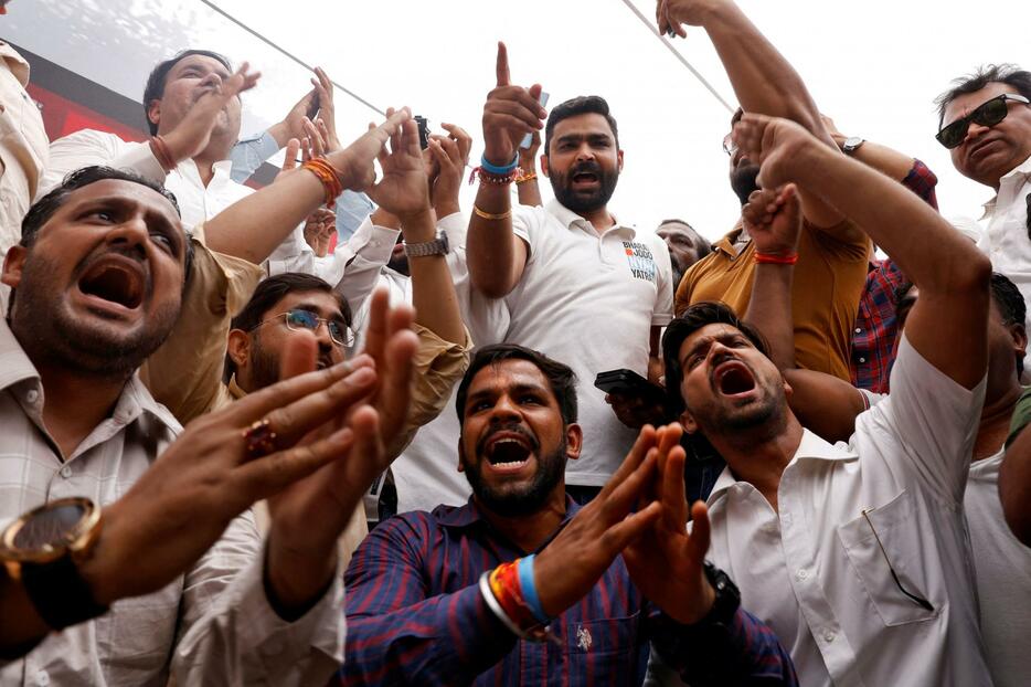 インド総選挙の開票結果を受け、喜ぶ野党支持者＝4日、ニューデリー（ロイター＝共同）