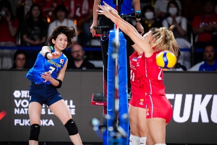 セルビアを撃破した日本。(C) Volleyball World