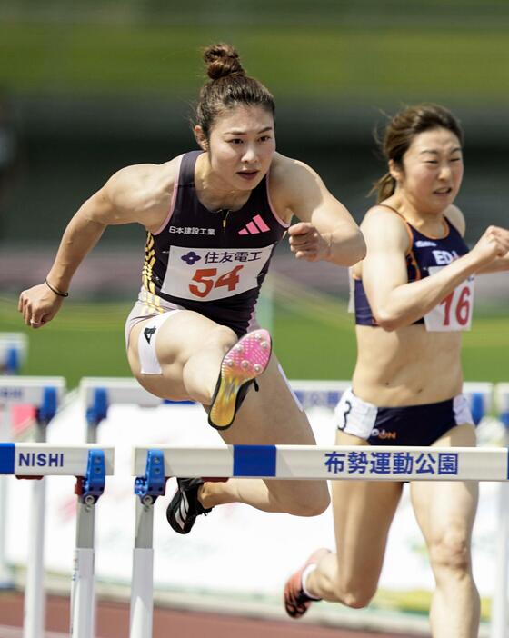 女子100メートル障害で12秒99をマークし、優勝した福部真子（左）＝ヤマタスポーツパーク陸上競技場