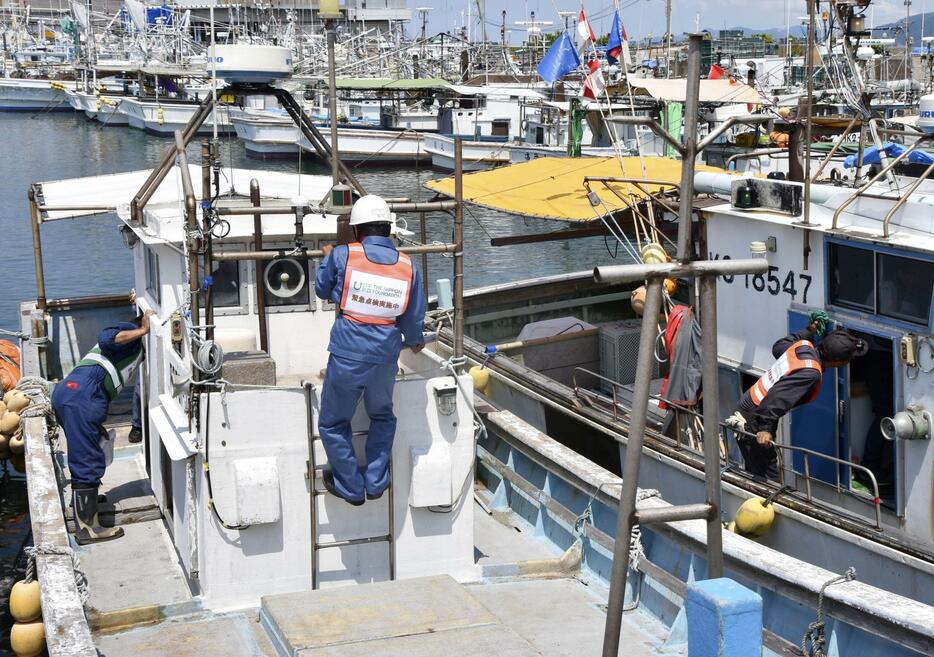 石川県輪島市の輪島港で行われた漁船の緊急点検＝11日午後