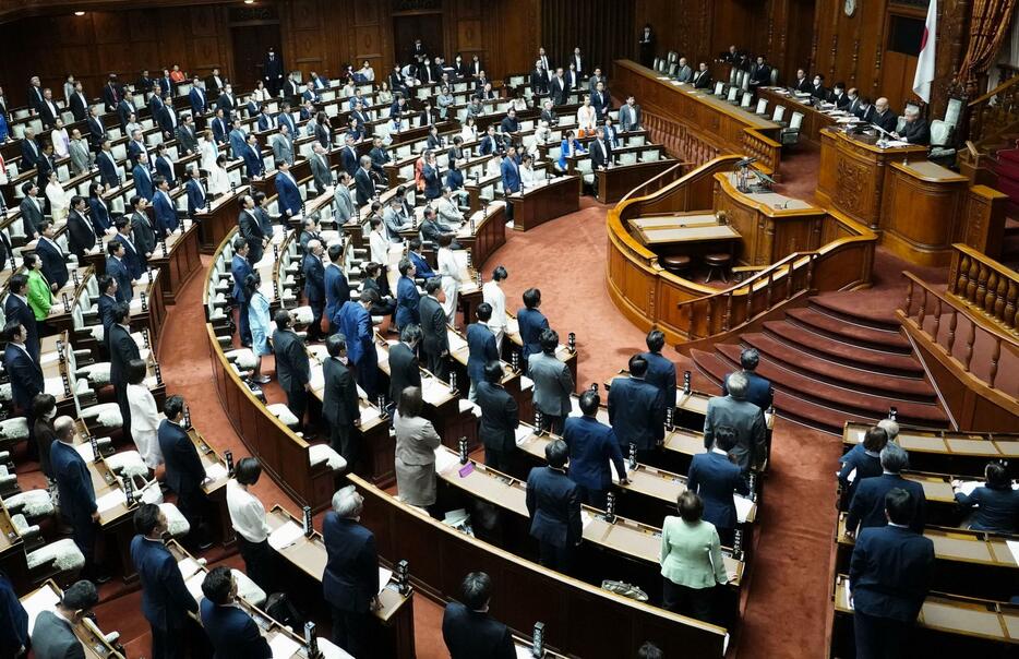 「育成就労」を創設する改正入管難民法などを可決、成立した参院本会議＝14日午前