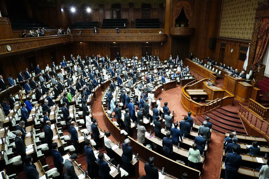 「育成就労」を創設する改正入管難民法などを可決、成立した参院本会議＝14日午前