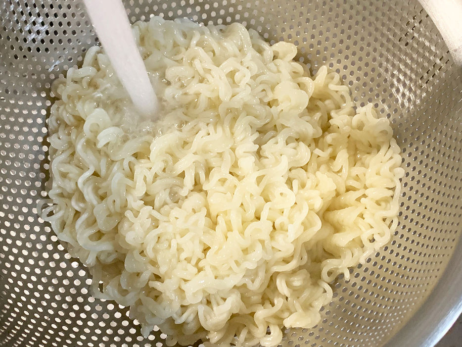 「バルド ビビン麺」の麺を茹で、水でシメるところ