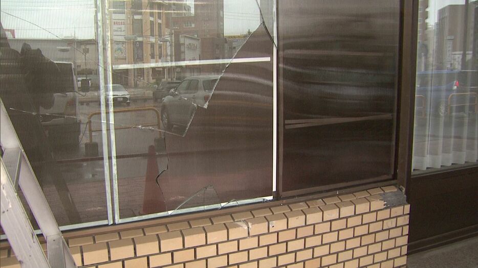 事務室の窓ガラスが割れ壁が壊れる