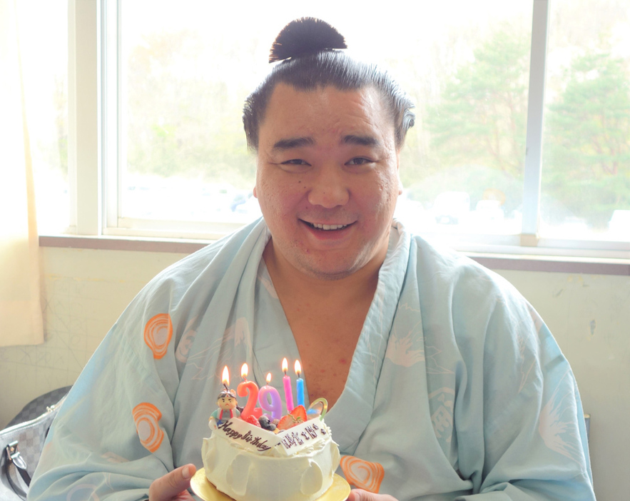 平成25年４月14日、水戸巡業で29歳の誕生日を迎えた日馬富士。報道陣から贈られたケーキを手にニッコリ