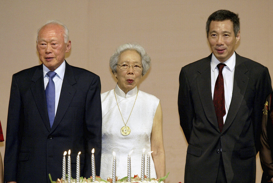 2003年、シンガポールで80歳の誕生日を祝うリー・クアンユー元首相夫妻（左の2人）とリー・シェンロン氏（AP＝共同）