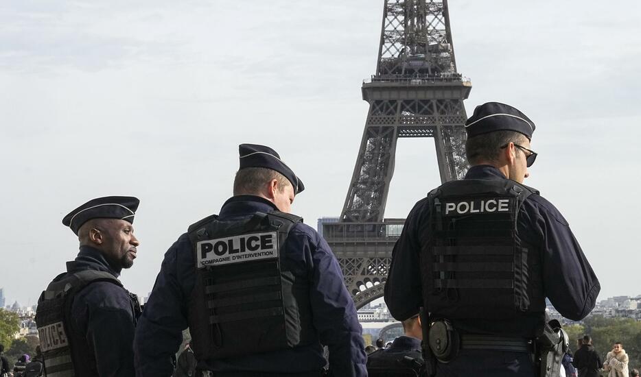 パリのエッフェル塔周辺を警戒する警察官＝2023年10月（AP＝共同）