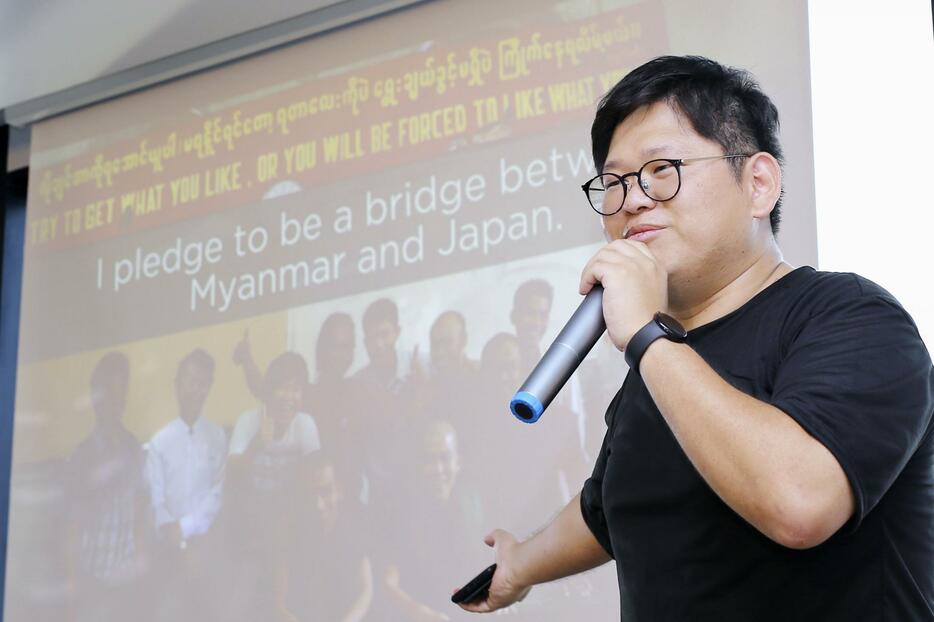 2024年5月8日、ミャンマー・ヤンゴンで雇用代行サービス事業を紹介する高田健太さん（共同）