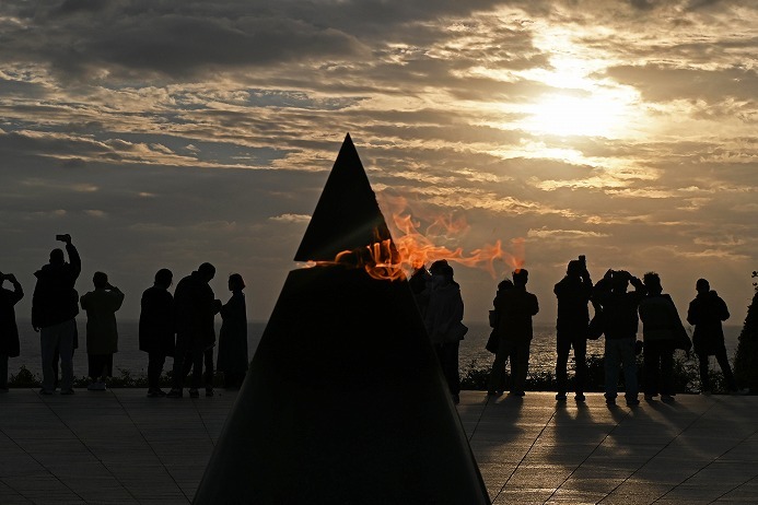 糸満市の平和祈念公園の「平和の火」