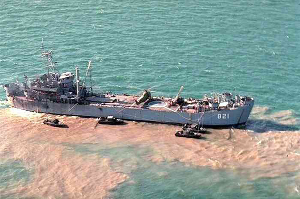 フィリピン海軍が意図的に座礁させた旧式の揚陸艦「シエラ・マドレ」（画像：アメリカ海軍）。