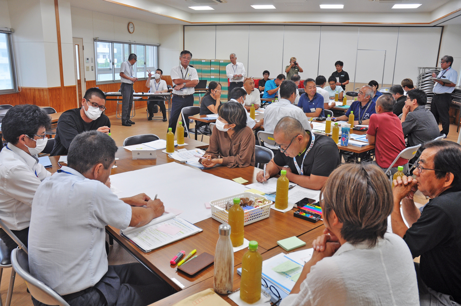 笠利版地域創生戦略の策定に向けて開かれた審議会の初会合＝17日、鹿児島県奄美市笠利町