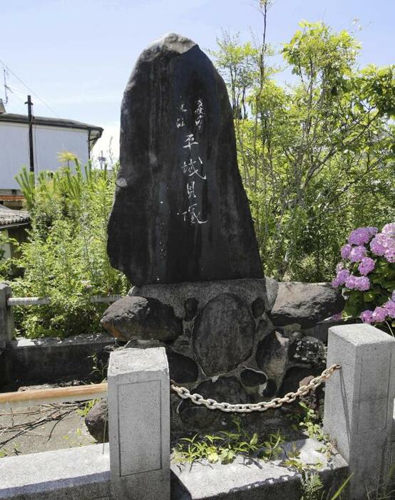 1969年に建立された平城貝塚の石碑＝21日、愛南町御荘平城