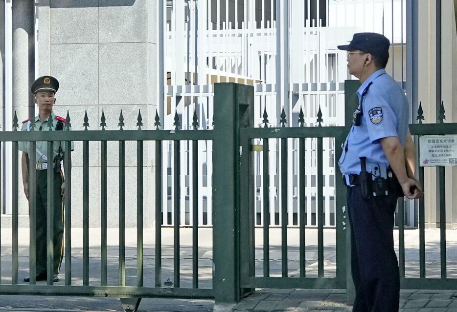 北京の日本大使館前で警戒する治安当局者ら＝25日（共同）