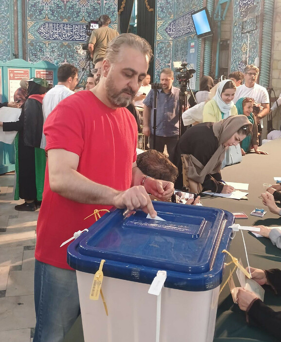 ２８日、イランの首都テヘランで、大統領選の票を投じる市民