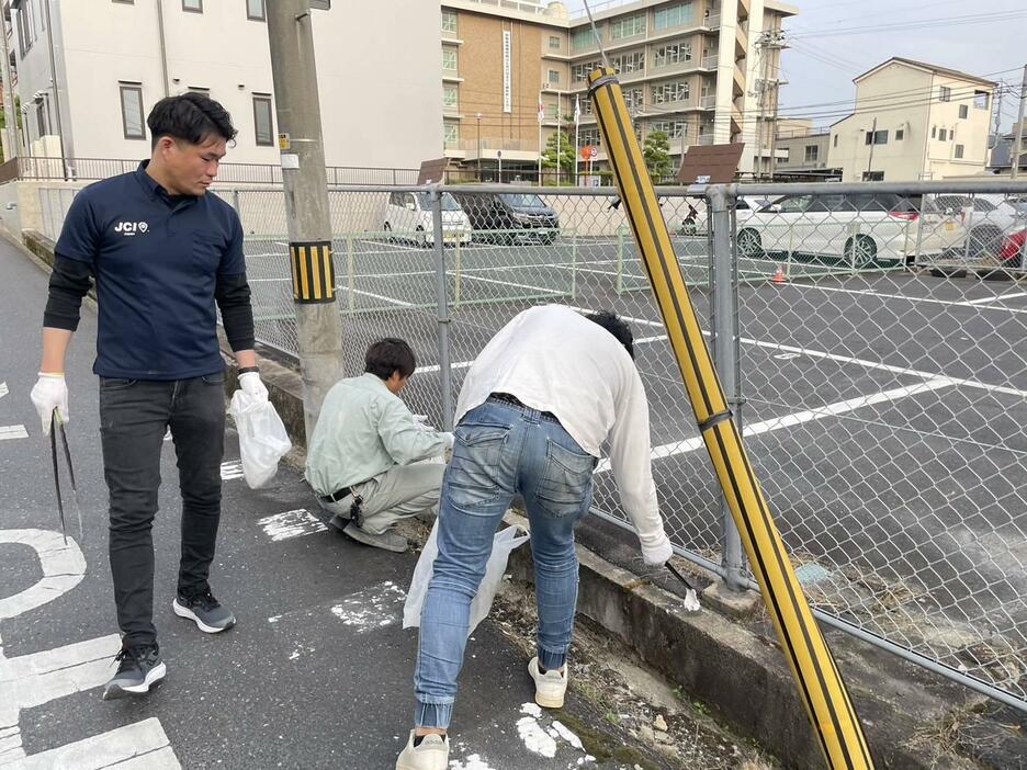 市中心部で清掃活動する津山JCのメンバーら=岡山県津山市で