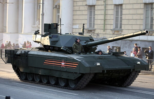 西側戦車業界に一石を投じたロシアの最新型戦車T-14。事実上開発は中止された（画像：Vitaly V. Kuzmin, CC BY-SA 4.0 , via Wikimedia Commons）。