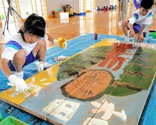 遊歩道となる木の板に絵を描く児童=6月24日、福井県高浜町和田小