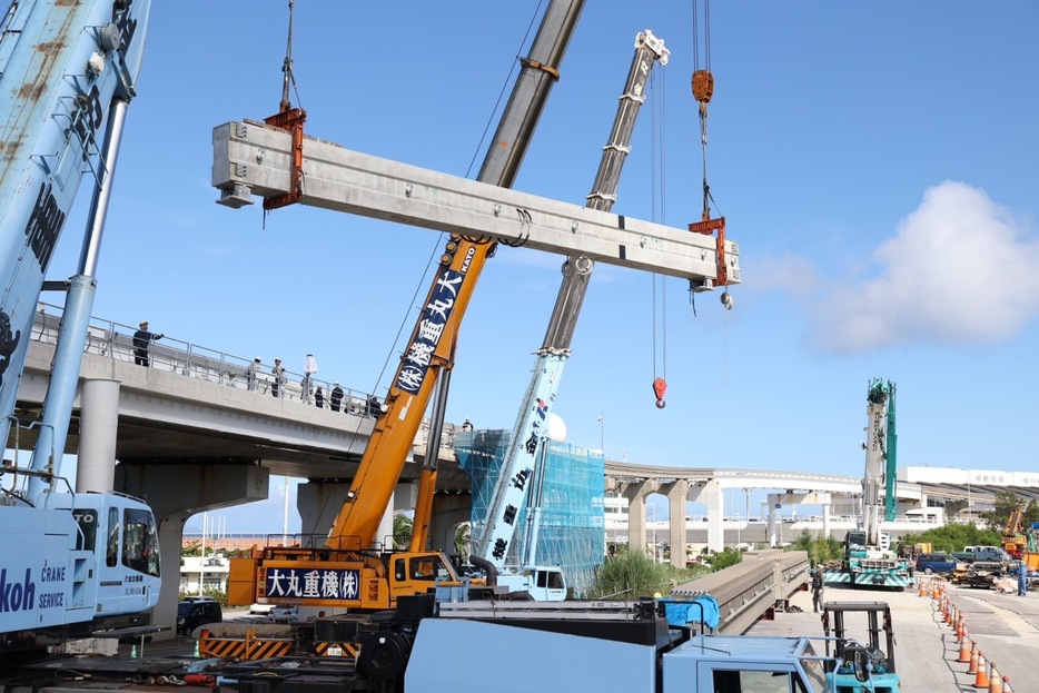 分岐器設置工事でクレーンに吊り上げられて設置される新しいレール＝２９日午前9時19分、那覇市安次嶺（小川昌宏撮影）