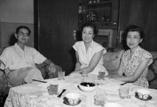 小田原別邸で、記者にポーズをとる閑院春仁（左）と妻の直子（1951年8月、鈴木茂雄撮影）「サンデー毎日7月7日号」