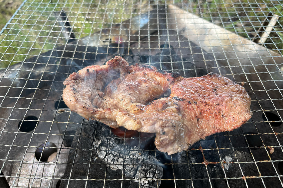 焚き火台のグリルで炭火焼きしたステーキ