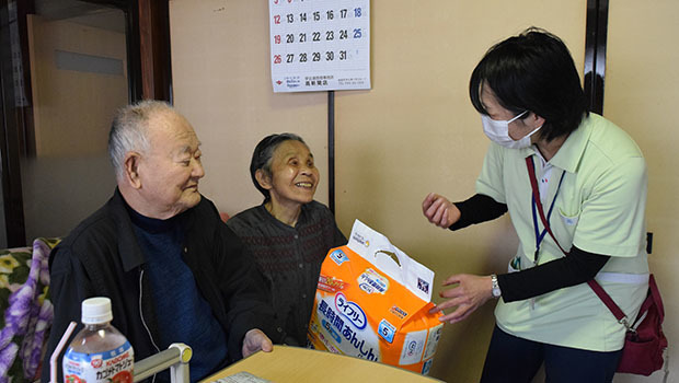 自宅で暮らす大井さん夫婦に物資を届ける元さん（右）＝石川県能登町