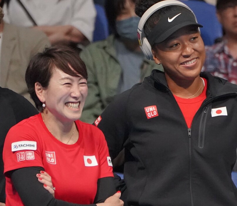 テニスの杉山愛日本代表監督（左）。右は大坂なおみ