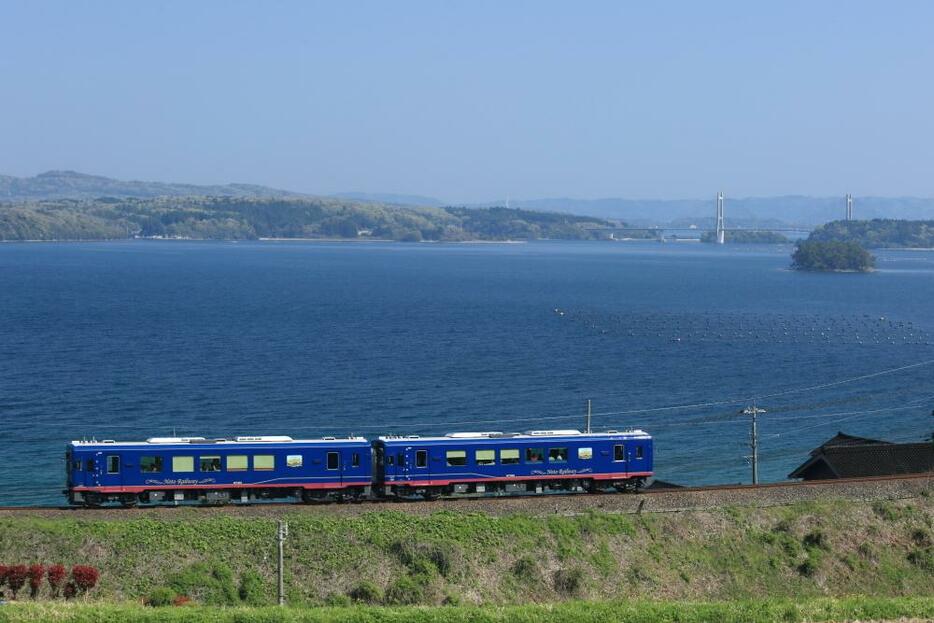 七尾湾沿いを走行するのと鉄道。西岸駅から穴水駅手前までの車窓が特におすすめ（写真／伊藤岳志）