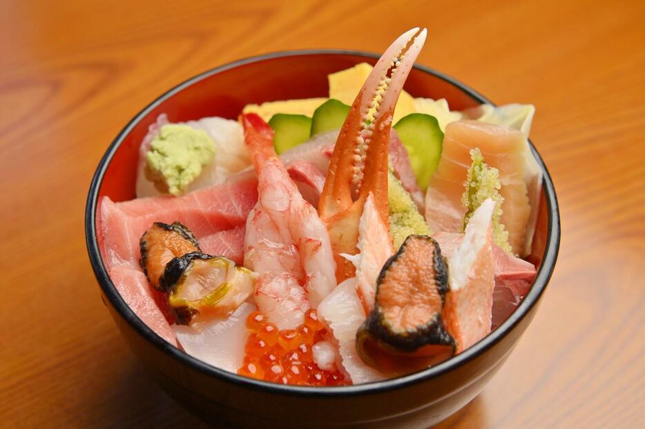 地元でとれた新鮮なネタが13～14種のっている福寿司の能登丼（3450円）