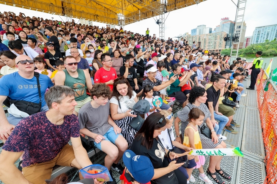 多くの来場者で賑わった「2024年SJMマカオ国際ドラゴンボートレース」会場の様子（写真：マカオ政府体育局）