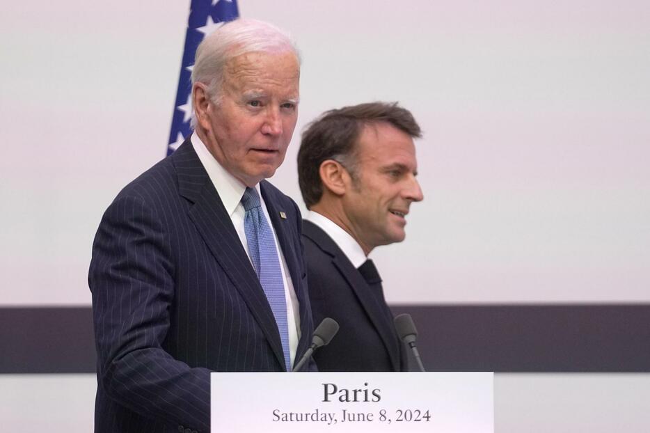 8日、フランス・パリで共同声明の発表会場に到着したバイデン米大統領（左）とマクロン大統領（AP＝共同）