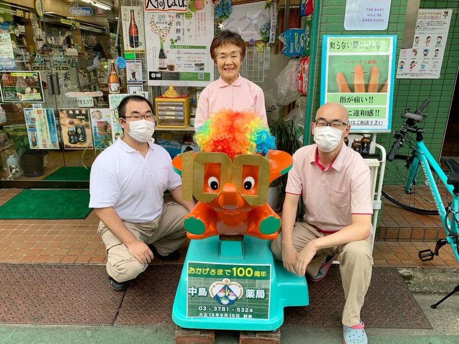（左から）中島晃兵さん、千代子さん、周作さんと、「創業100周年記念」姿のサトちゃん