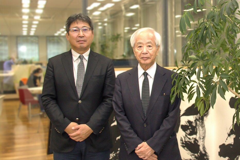 聞き手の川島真・東大大学院教授（左）と平野健一郎氏