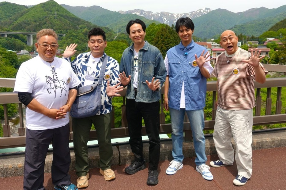 （左から）伊達みきお、富澤たけし、山下健二郎、片寄涼太、長谷川雅紀