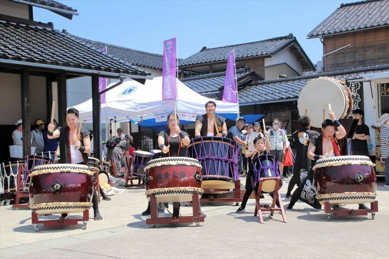珠洲市で力強く演奏する小浜風童太鼓のメンバー