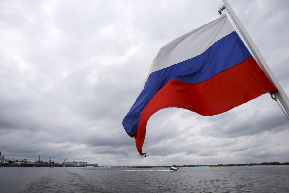 　６月１３日、ロシアは、同国産原油の販売価格に上限を設定した西側の制裁に対する対抗措置の期間を２０２４年末に延長した。写真はロシアの旗。ニジニ・ノヴゴロドで２０１５年７月撮影（２０２４　ロイター／Maxim Shemetov）