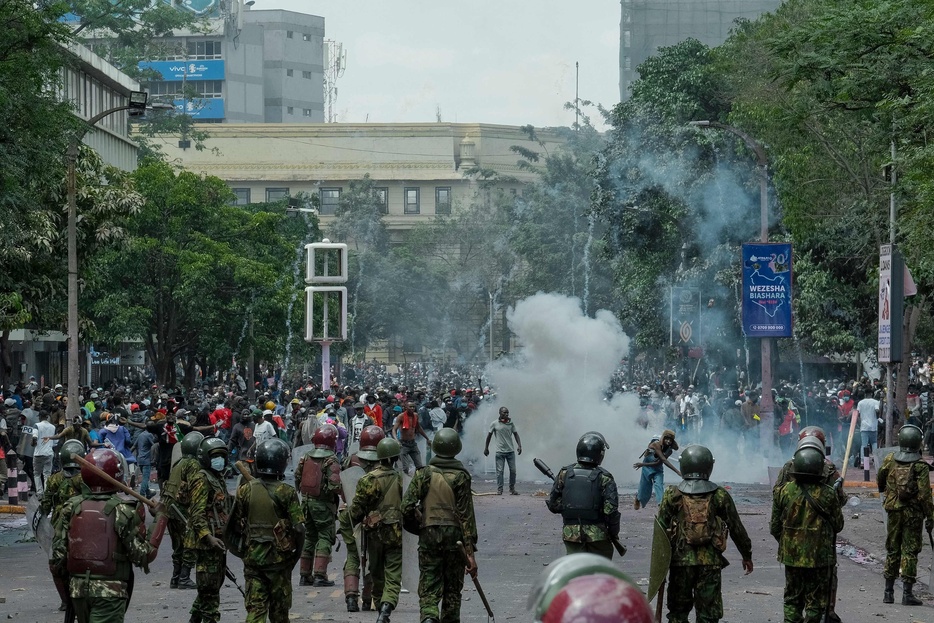 ケニア・ナイロビで、増税案に抗議して警察と対峙（たいじ）するデモ参加者（2024年6月25日撮影）。【翻訳編集】 AFPBB News