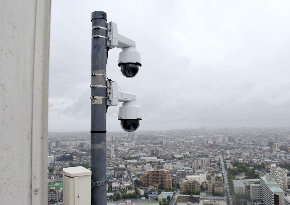 タワーホール船堀に設置されたAI防災システムのカメラ＝21日、東京都江戸川区